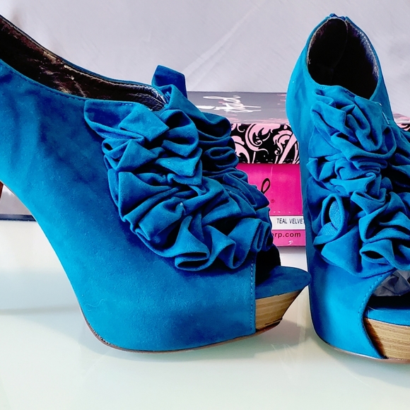 Qupid Ruffle Peep Toe Booties - Picture 2 of 7